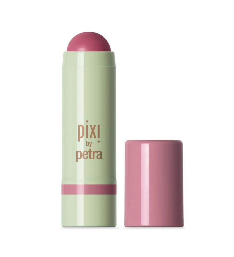 Una fórmula de crema en polvo versátil para los labios y las mejillas, fortificada con aloe vera, manteca de karité y aceite de rosa mosqueta, este bálsamo de doble propósito te brinda un brillo saludable en los pómulos, mientras imparte a tus labios un color duradero y confortable resistente a la decoloración. (15,95 €).