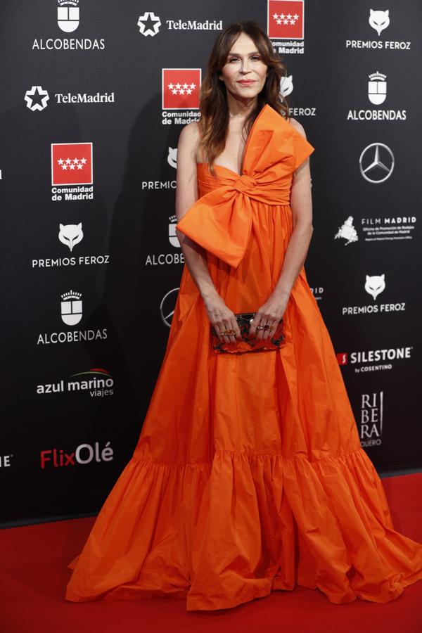 Antonia San Juan se ha atrevido con un llamativo vestido naranja con escote palabra de honor rematado con maxi lazo firmado por Antonio García.
