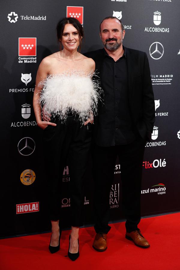 Eva Santolaria, la inolvidable Valle de 'Compañeros', con un look con corpiño de plumas que nos recuerda mucho a  este de la Reina Letizia en los Premios Princesa de Asturias .