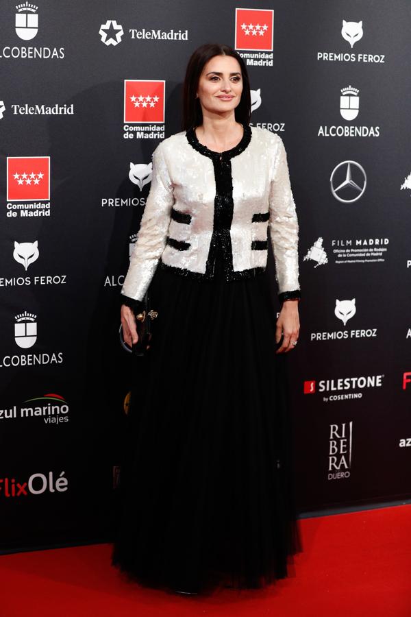 Penélope Cruz  ha sido, sin duda, la gran estrella de la alfombra roja de los Premios Feroz, pero su look 'black&white' de Chanel no ha sido tan espectacular como nos esperábamos...