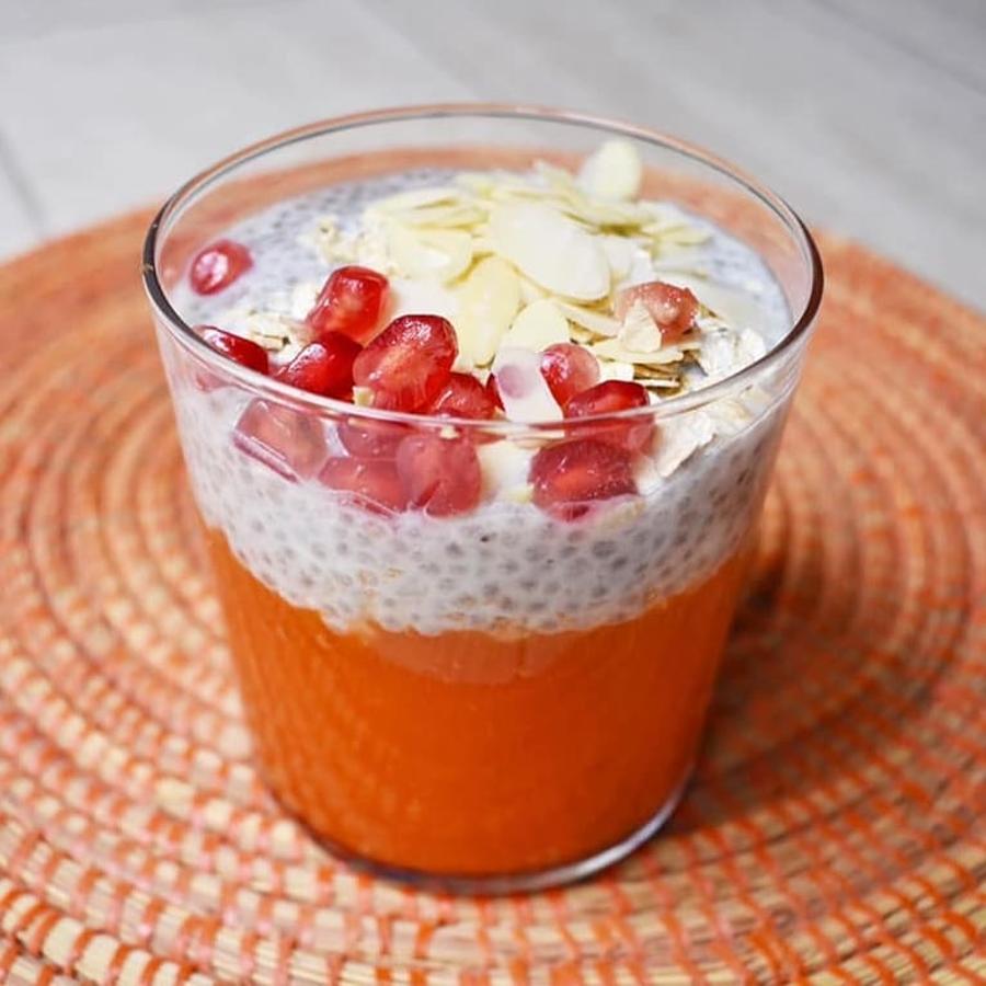 Ingredientes:-1 cda semillas de chia-1/2 vaso de bebida de arroz-1/2 yogur griego natural (u otro tipo de yogur, leche o kéfir)-1/4 papaya-1/2 caquiPreparación:- Mezclar una cucharada sopera con medio vaso de bebida de arroz y medio yogur griego natural (también se puede sólo con yogur, con cualquier tipo de leche o con kéfir).- Mezclar bien y dejar en la nevera durante unas horas (o la noche entera). Las semillas se rehidratarán y se hincharán, quedando una textura gelatinosa tipo “pudding”.⁣- Para preparar el puré de papaya y caqui, trituramos un cuarto de papayón con medio caqui.- Ponemos en un vaso el puré y encima el pudding.- Decoramos al gusto: con unos copos de avena, almendra laminada y granada.