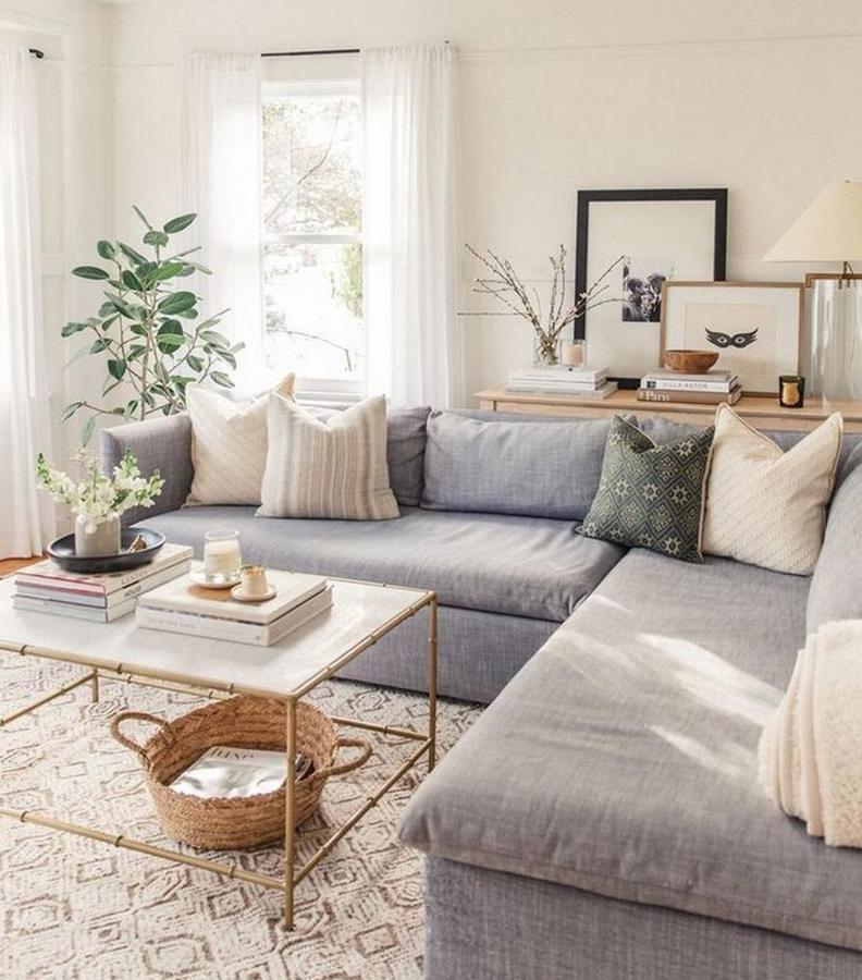 Aprovecha adornos y elementos decorativos como almacenamiento, de manera que consigas un 'dos por uno': queda bonito y, a la vez, funcional.