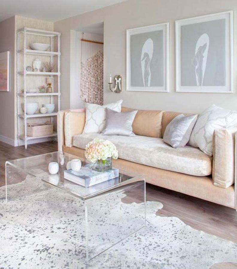 Elige muebles de metacrilato o con acabados transparentes, que están, hacen su función... ¡pero son casi invisibles! De esta manera, tu vista no encontrará obstáculos y parecerá que el espacio es mucho mayor.