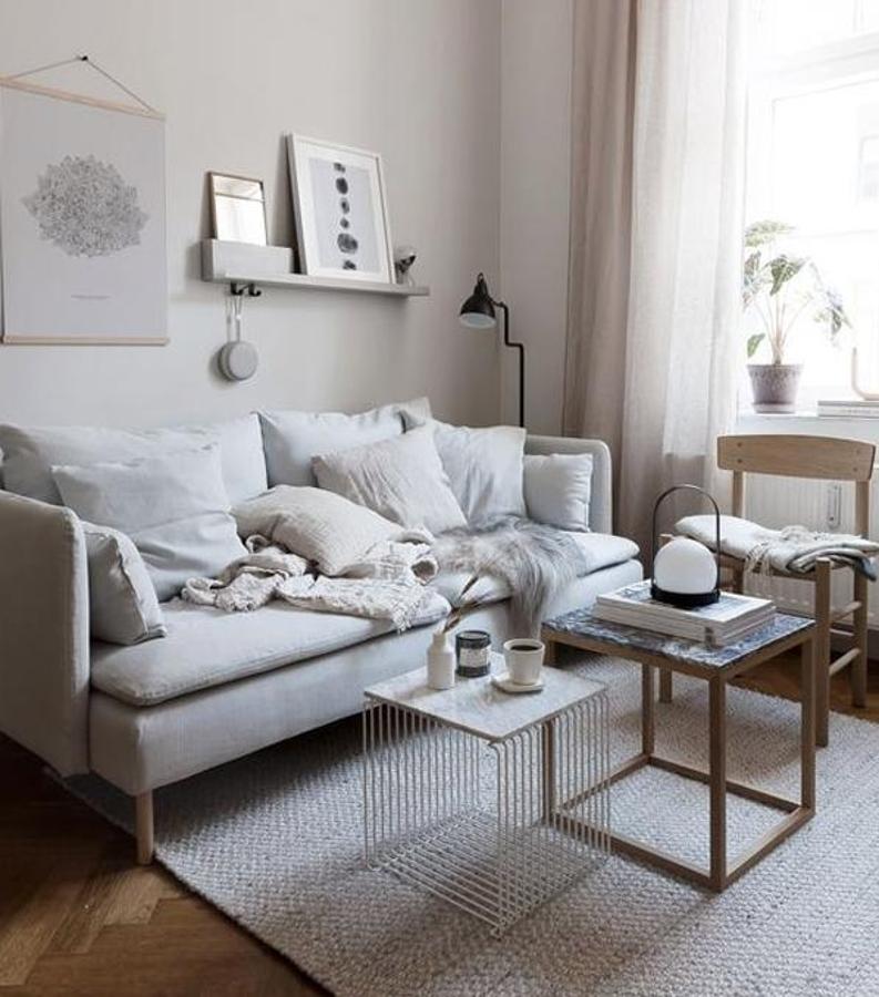 Elige muebles bajos que dejen pasar la luz y, al mismo tiempo, no se conviertan en obstáculos para nuestra vista, creando espacios más diáfanos y amplios.