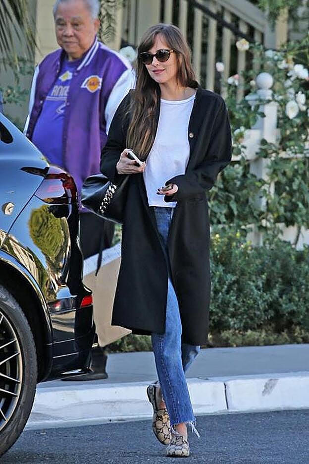 Nuestro look favorito de la próxima primavera lo lleva ya Dakota Johnson.