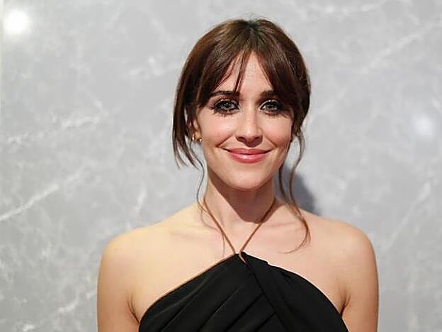 Macarena García acertó de pleno con esta propuesta de recogido despeinado y flequillo Bardot.