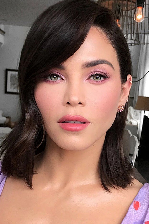 Jenna Dewan lleva el maquillaje de San Valentín perfecto para el día: romántico pero natural.