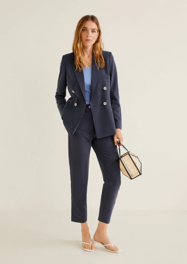 Una blazer que te puedas poner con casi todo tu armario, como esta azul marino de Mango, que en las segundas rebajas pasa de 59.90 a 29.99 euros.