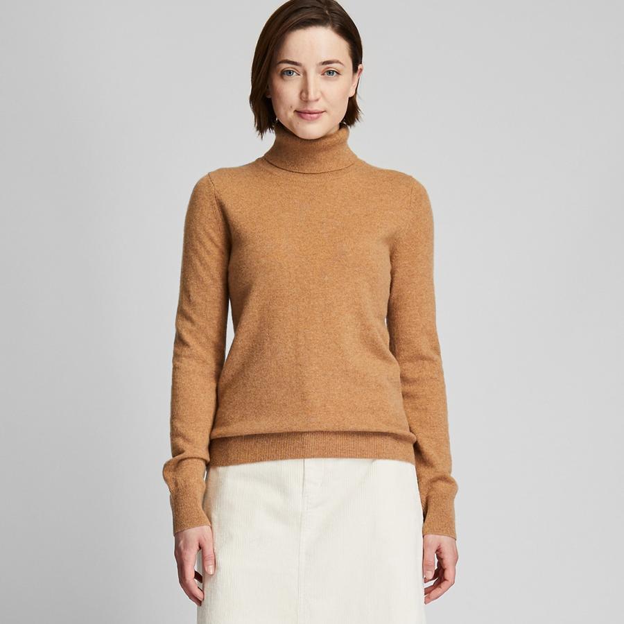 Un jersey de cashmere, como este cámel de cuello vuelto de Uniqlo, rebajado de 89.90 a 69.99 euros.