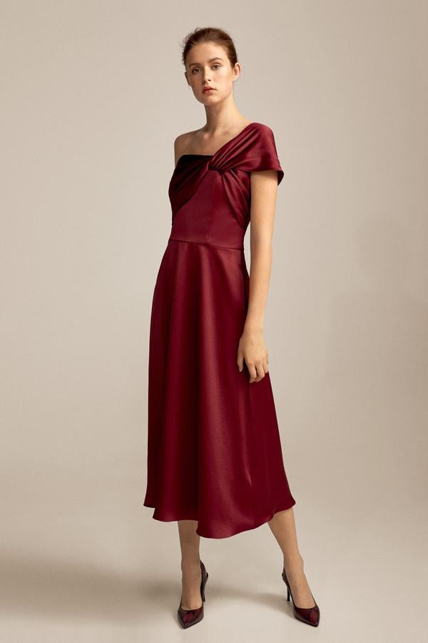 Un vestido de invitada que te salve todas tus bodas y eventos del año. ¿Nuestra apuesta? Este modelo midi en satén granate con escote asimétrico de Pedro del Hierro, que pasa en las rebajas de 349 a 104 euros.