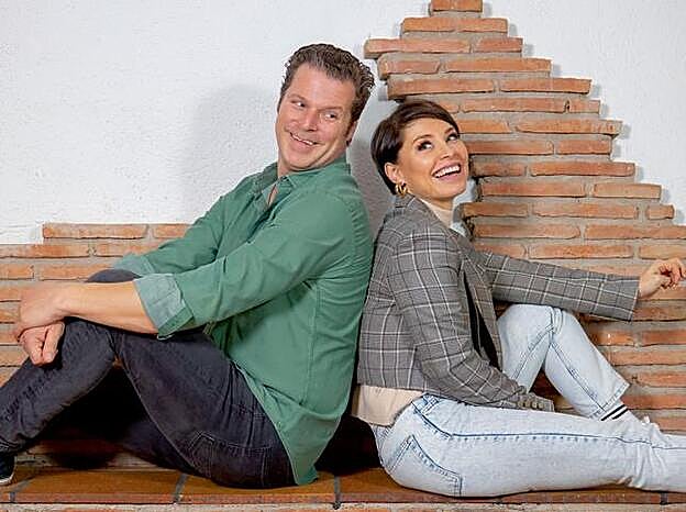 Soraya Arnelas junto a Jota Abril.