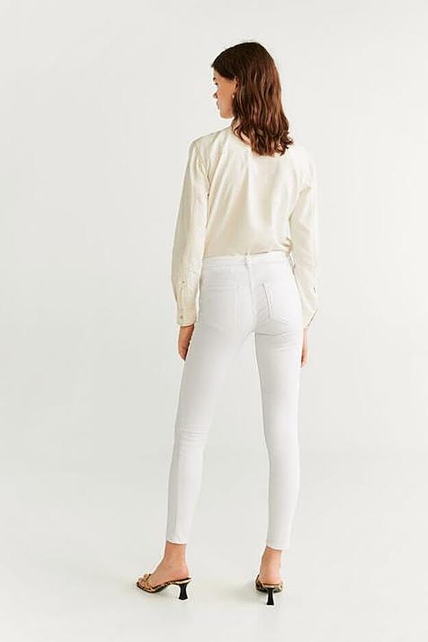 Jeans efecto push up color blanco a 15,99 euros