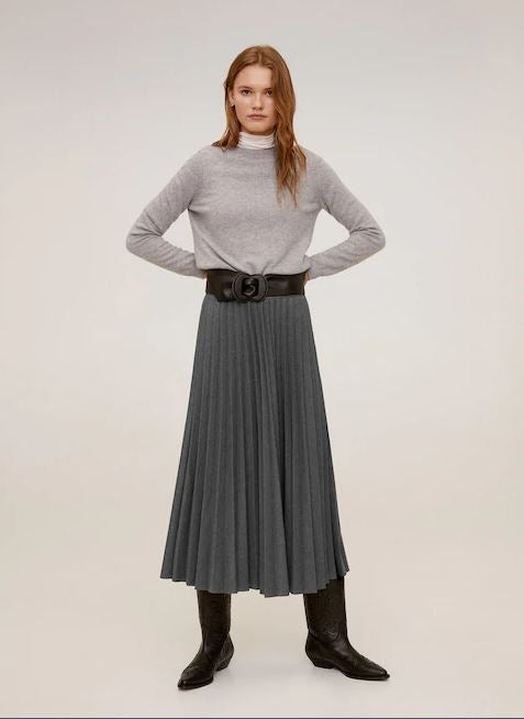 Un clásico que nunca falla: la falda plisada monocolor, en este caso en tono gris. Fíchala en la nueva colección de Mango por 39,99 euros.