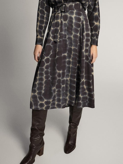 Falda midi con estampado de manchas y detalle de cinturón con hebilla de Massimo Dutti. (79,95 euros).
