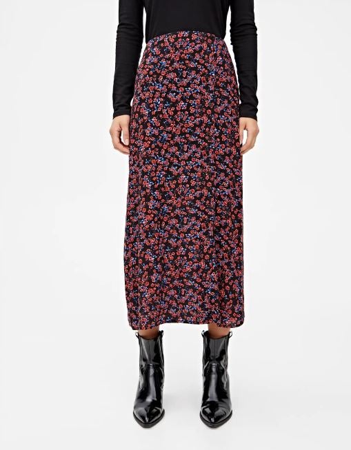 Falda midi de corte recto con estampado de flores. ¡Ideal para esta primavera! Fíchala en Pull&Bear por 19,99 euros.