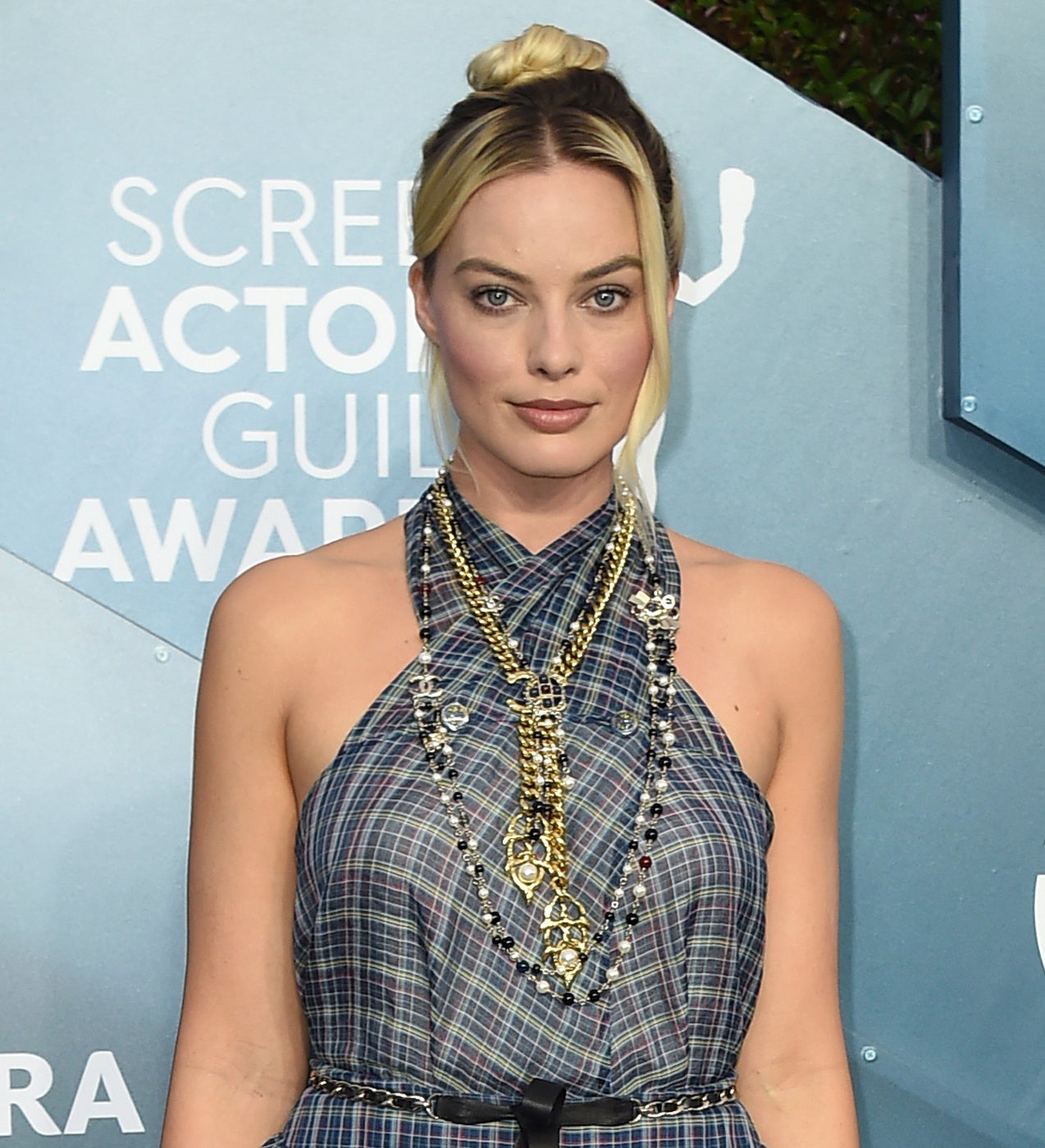 La intérprete de Érase una vez en Hollywood es la reina del effortless, ya que defiende como nadie antes las cámaras los peinados más casual. Esta vez lleva un updo alto que empareja con dos mechones sueltos, uno de ellos recogido tras la oreja, y un maquillaje de lo más natural.