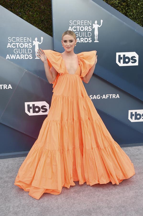 Kathryn Newton confirma con este vestido de Valentino que el naranja gana puntos en la alfombra roja.