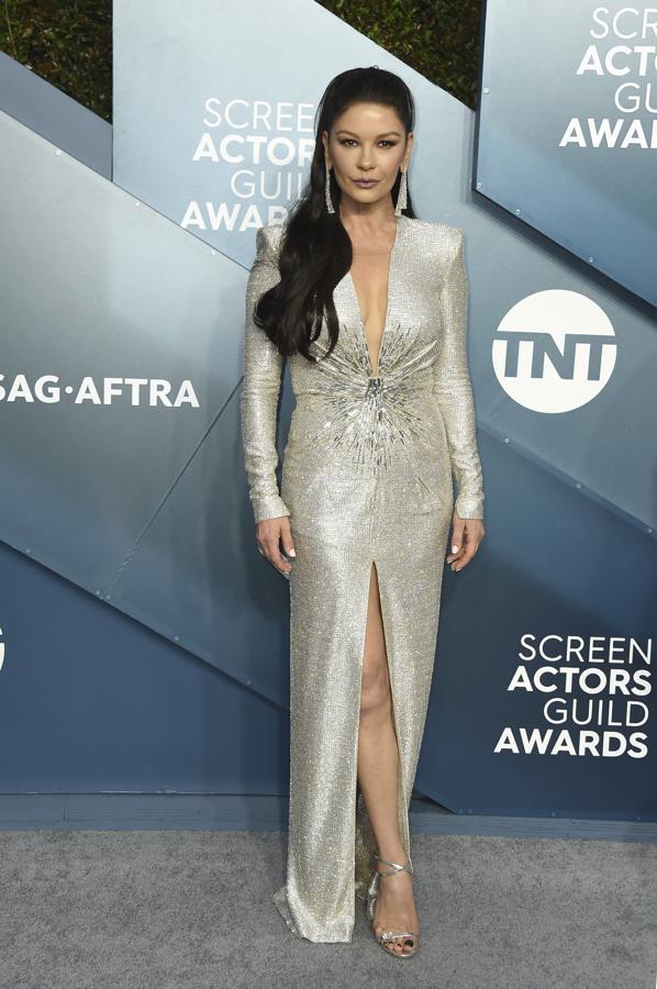 Catherine Zeta-Jones sabe cuál es la fórmula de estilo que mejor le funciona, y la explota al máximo con este vestido de lentejuelas plata de Julien X Gabriela.