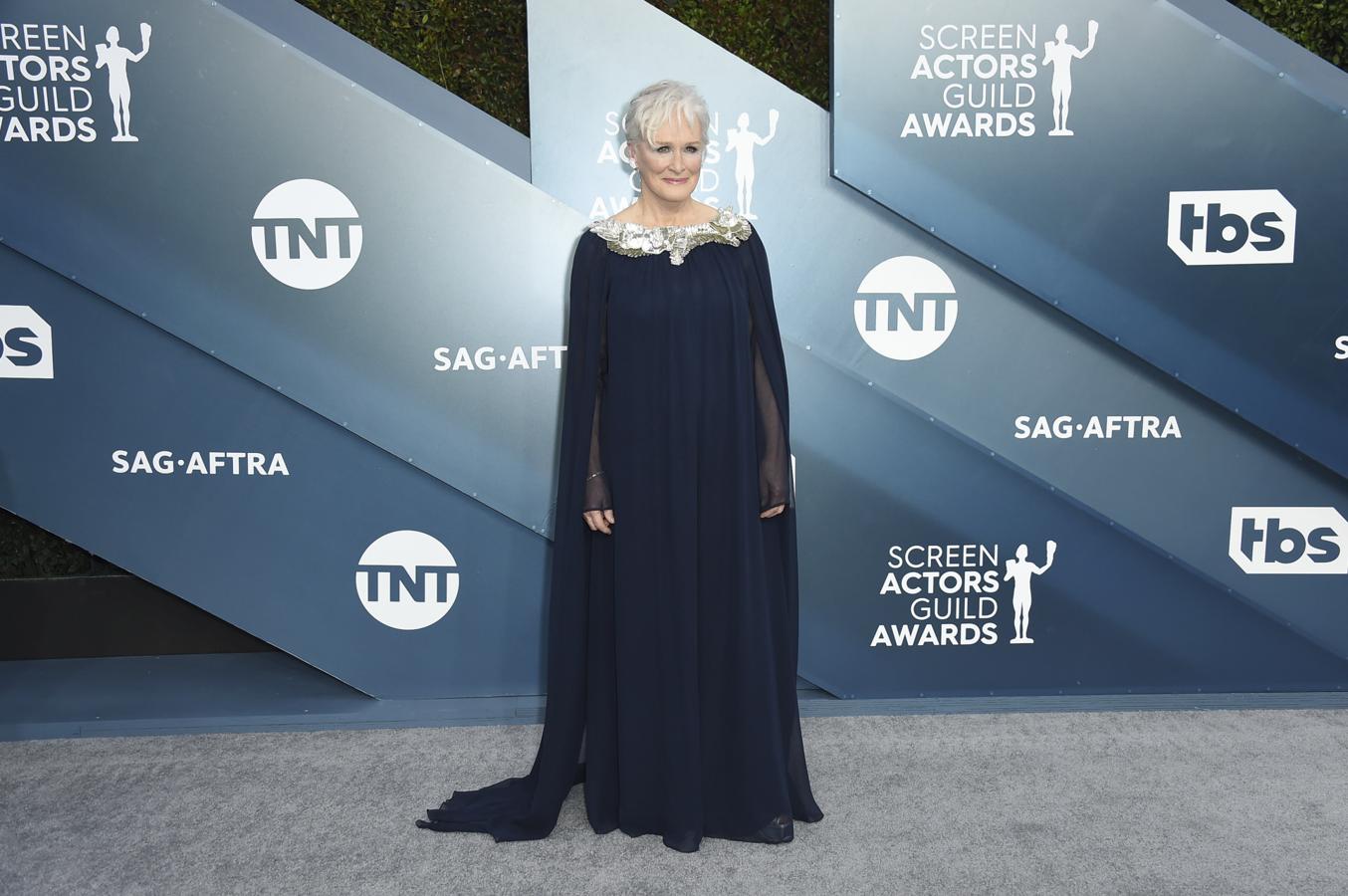 Glenn Close, elegantísima con un imponente vestido de gasa azul noche con detalles joya de Oscar de la Renta.