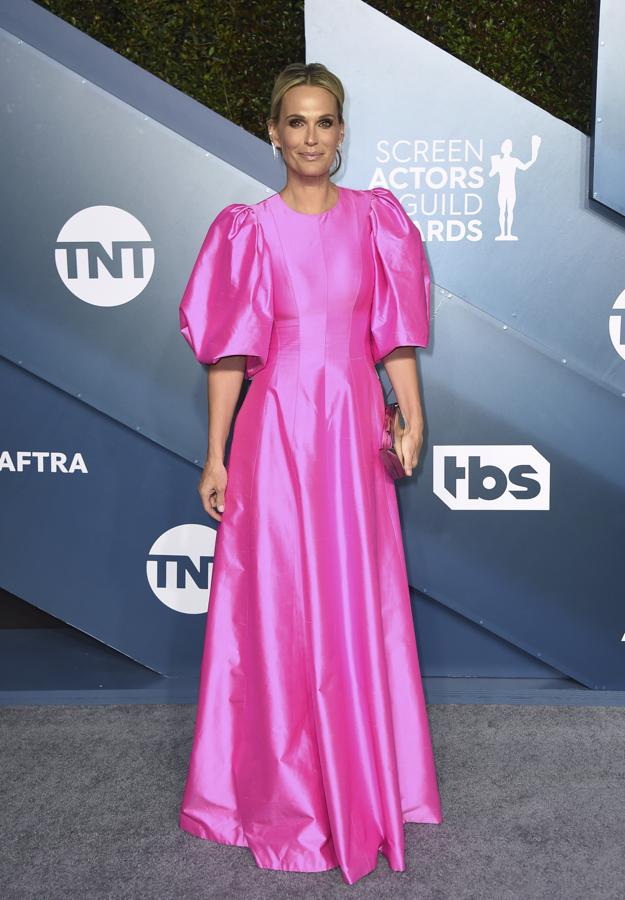 Molly Sims apostó fuerte por el color con este llamativo vestido fucsia.