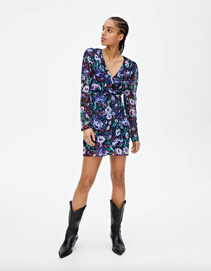 En Pull&Bear se han decantado por un diseño en tonos azulados y rojos con combinaciones en turquesa. Está confeccionado en tejido plumeti, cuesta 25,99 euros y está diposnible entre la XS y la XL.