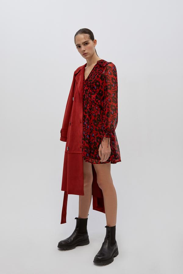 Con detalle frontal en plisado y diseño con vuelo, este vestido rojo semitransparente con flores lilas y negras es de Sfera. Tiene un precio de 29,99 euros y está disponible en las tallas S, M y L.