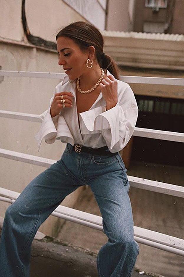 Paula Ordovás combina fantásticamente una camisa totalmente masculina y unos vaqueros oversize.