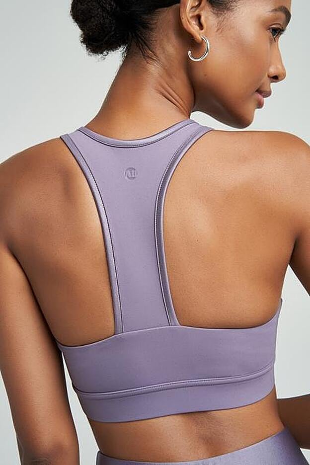 El sujetador deportivo de Bandier que lleva Sincerely Jules está en rebajas.