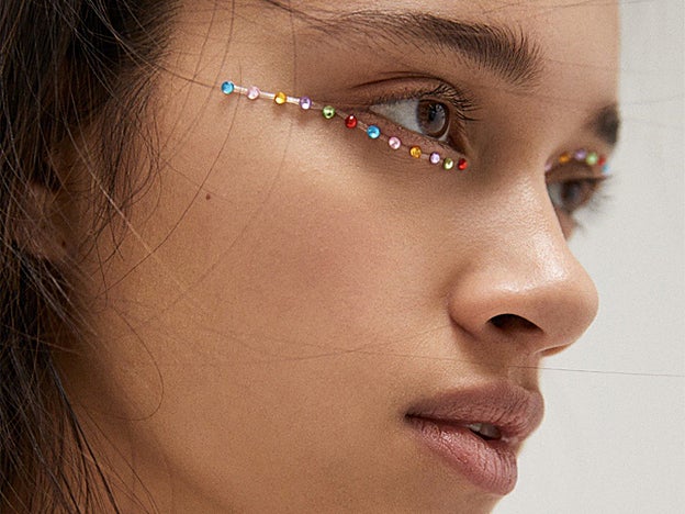 Cada pack de pegatinas tiene un precio de 4,99 €. En Pull & Bear las tienen de perlas y de strass trasnparente y multicolor.