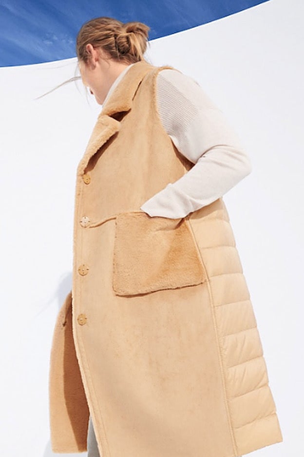 Chaleco de Violeta relleno de plumón y pluma, con un frontal con efecto pelo.