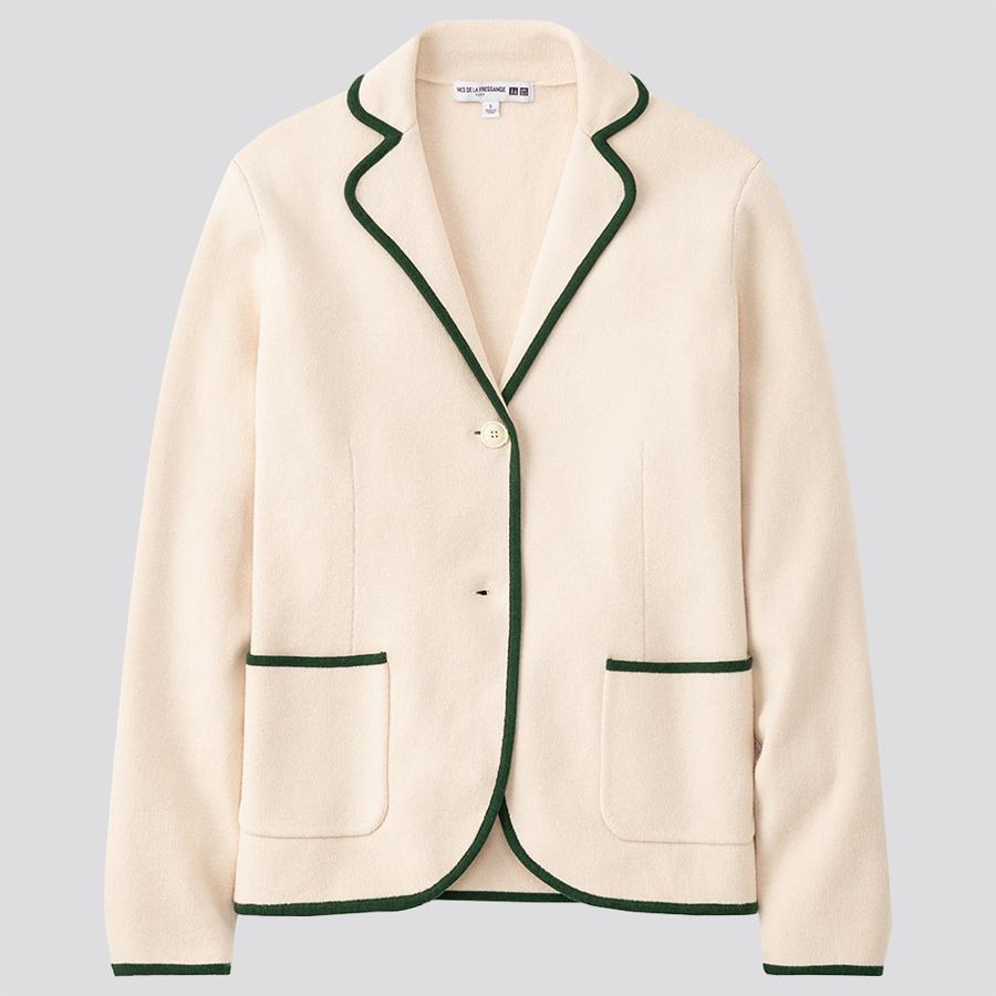 Esta americana en tejido de felpa en color blanco tiene unos ribetes verdes que la convierten en un must de los looks más chic. Cuesta 49,90 euros y está disponible entre las tallas XS y XL.
