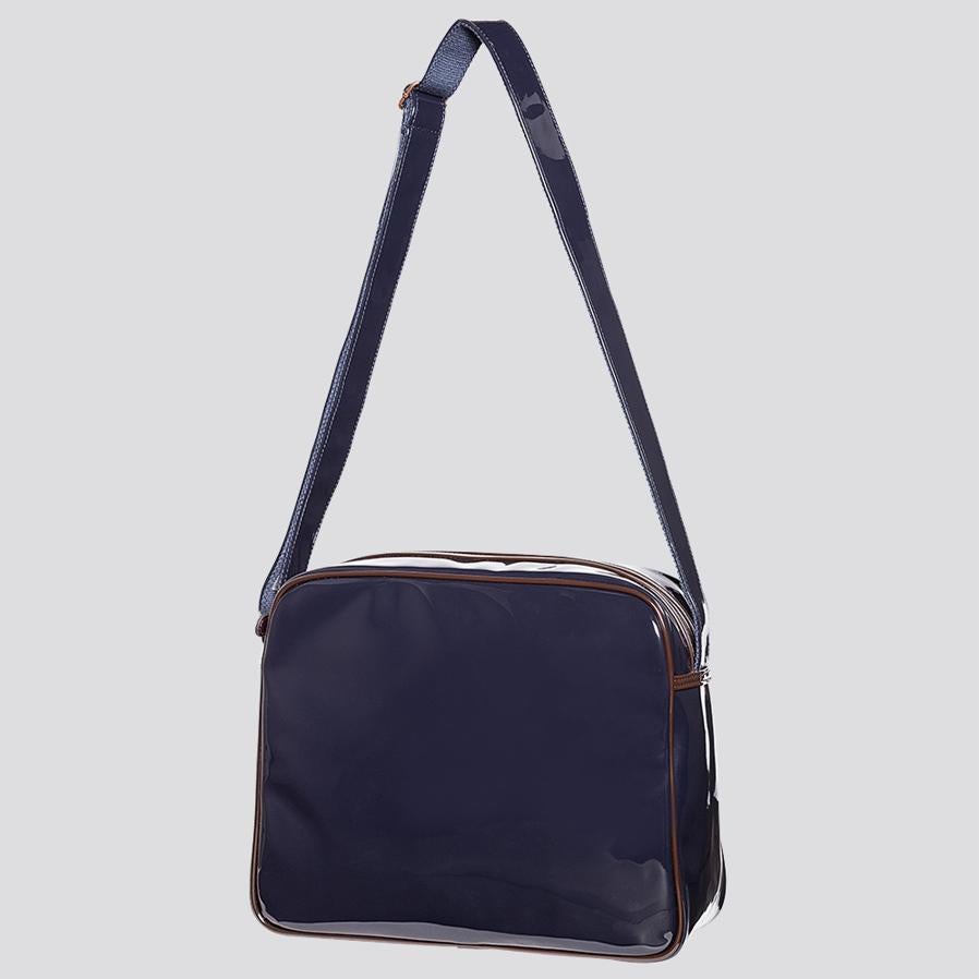 Para rematar la colección, un bolso bandolera en azul marino acharolado con costuras y cremallera en marrón. Cuesta 29,90 euros.