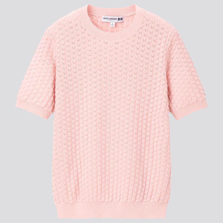Este jersey de cuello redondo y manga corta con textura calada es, sin ninguna duda, nuestro primer flechazo. Está disponible también en blanco y en negro, pero este rosa empolvado es ideal para su diseño. Tiene un precio de 29,90 euros y está disponible entre las tallas XS y XL.