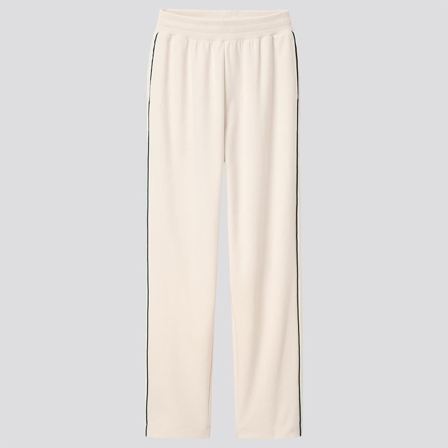 A juego con la americana, con el ribete verde en el exterior de cada pernera, este pantalón de felpa con cintura elástica cuesta 29,90 euros y está disponible entre las tallas XS y XL.