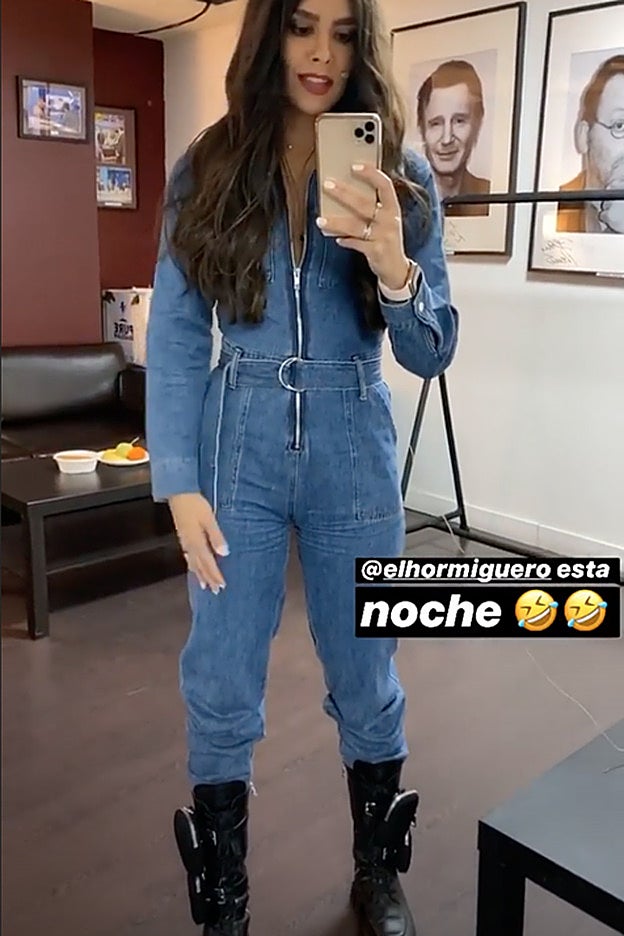 Cristina Pedroche combinó el mono vaquero de Primark con sus adoradas botas militares de Prada.