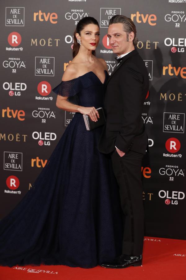 Juana Acosta con un vestido azul marino de Pedro del Hierro y Ernesto Alterio.