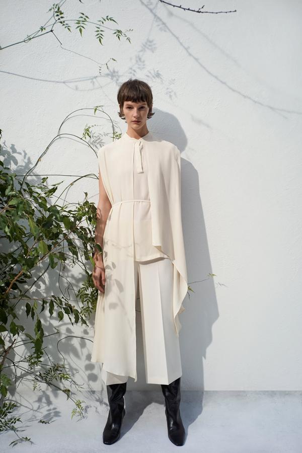 Blusa asimétrica con lazada en color crudo de la nueva colección de primavera de Zara (49,95 euros).