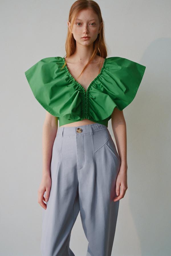 Top de popelín con un gran volante de la nueva colección de primavera de Zara (25,95 euros).