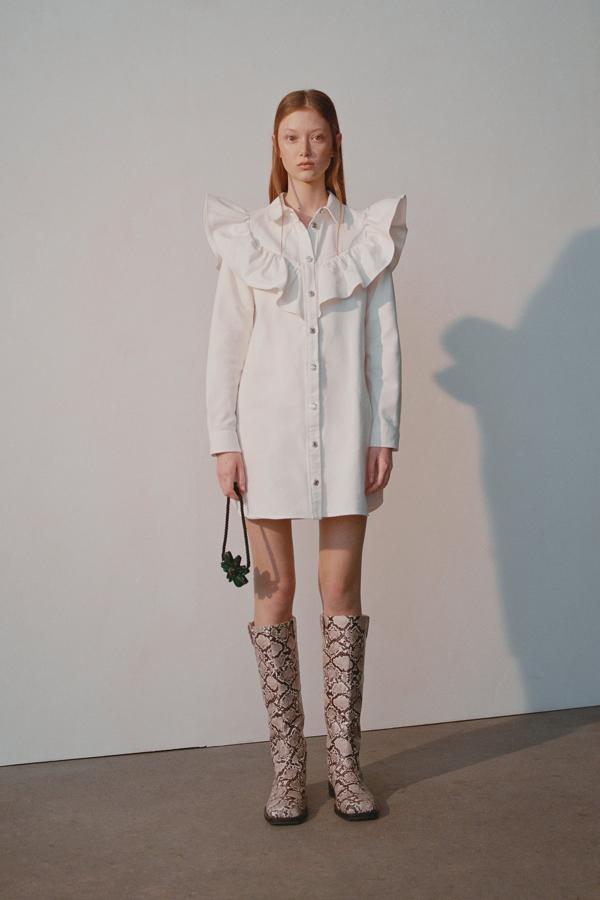 Vestido denim mini en blanco con pechera de volantes de la neuva colección de primavera de Zara (29,95 euros).