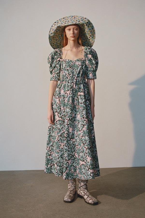 Vestido largo con manga abullonada, con fondo rosa y flores en verde de la nueva colección de primavera de Zara (39,95 euros).