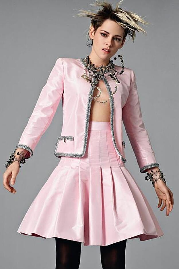 Kristen Stewart consigue que un traje rosa de Chanel pueda ser punk.