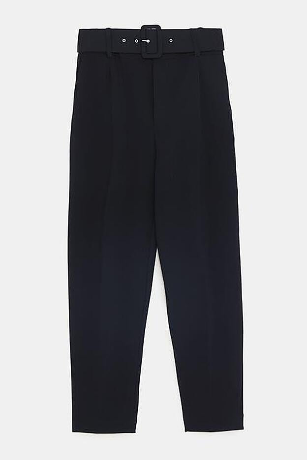 Pantalón de Zara negro con cinturón (29,95 euros).