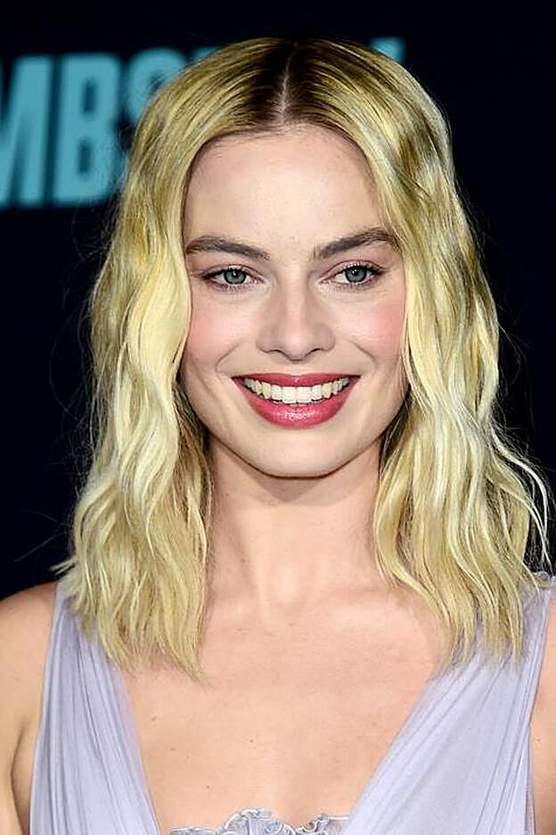 Margot Robbie ha sorprendido últimamente con uno de los tonos de rubio más radicales: prácticamene amarillo.