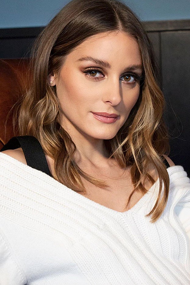 Olivia Palermo lleva una versión del rubio fantástica para las mujeres morenas: el rubio oscuro.