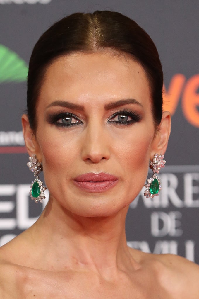 Este año Nieves Álvarez ha apostado por un maquillaje de YSL firmado por Ramón Ríos en el que destaca su mirada con un ahumado a juego con el tono de sus ojos y de sus pendientes. Un mix and match en toda regla que le vamos a copiar para los eventos más especiales.