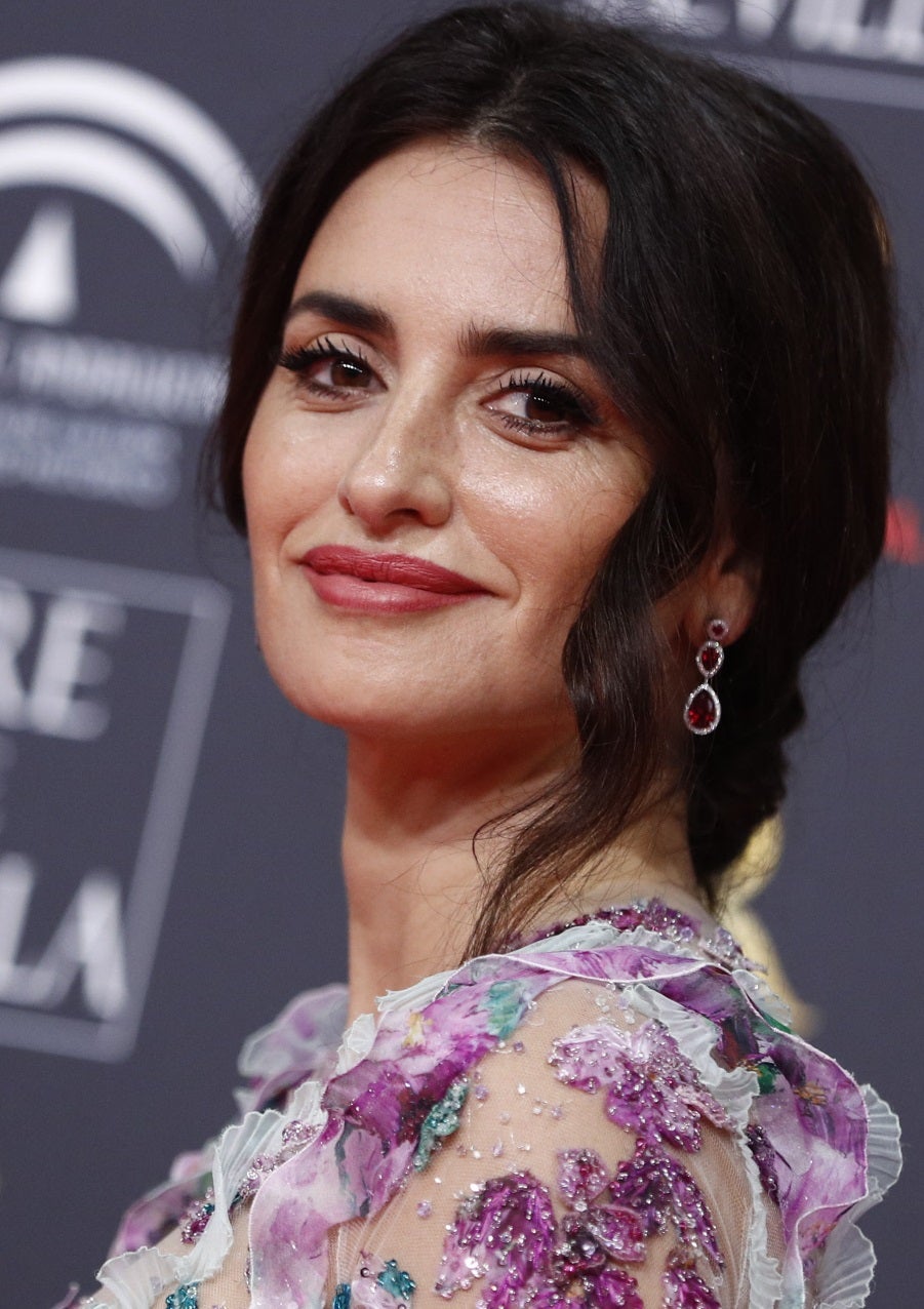 Menos es más. El maquillaje natural de Lancôme ha ganado sobre el rostro de Penélope Cruz y eso le da un toque rejuvenecedor que el maquillador Pablo Iglesias ha conseguido dibujando un labio muy difuminado y traslúcido, y unas pestañas ligeras.