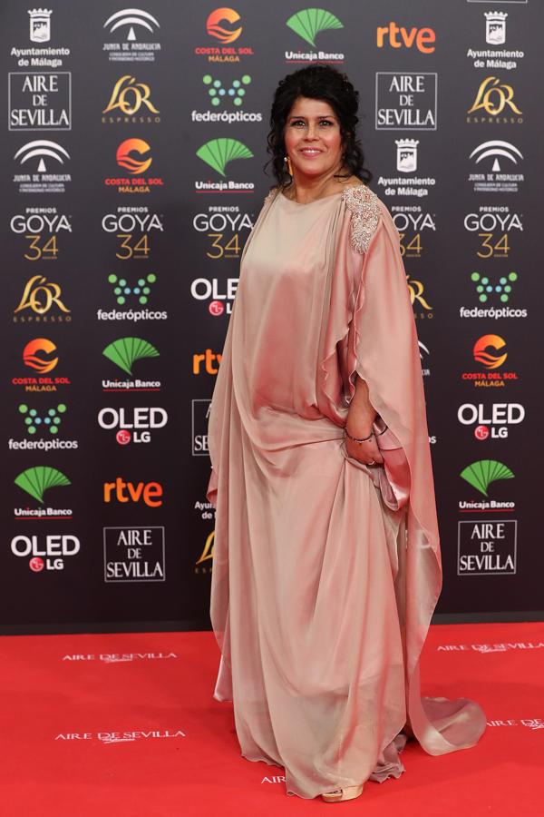 Laura Baena escogió un vestido rosa empolvado fluido con hombreras con apliques plateados que le estaba demasiado largo y no le favorecía demasiado.