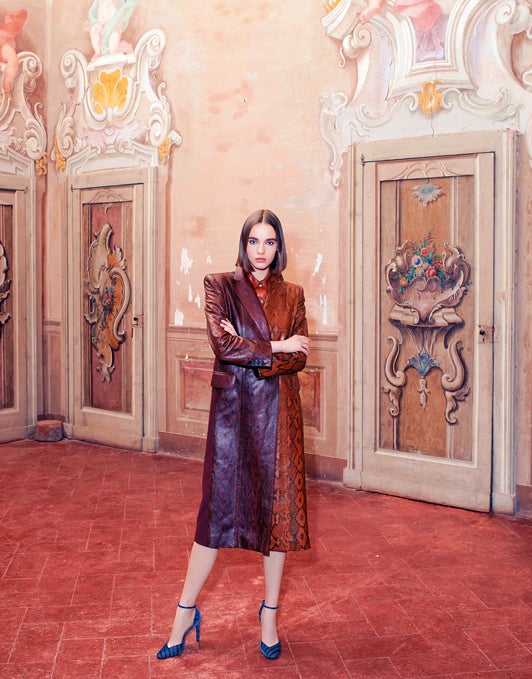 Abrigo bicolor en piel de pitón, camisa de piel y zapatos de terciopelo, todo de Givenchy.