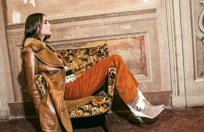 Abrigo de Chloé, chaleco de punto y camisa, de Dixie; pantalón de Levi’s y botines en piel de cobra y ante de Aquazzura. Los pendientes son de Giovanni Raspini.