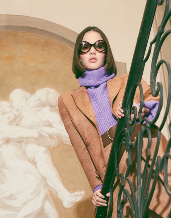 Chaqueta cruzada y falda de Twenty Easy, jersey de iBlues y cinturón de Orciani. Las gafas son de Chloé.